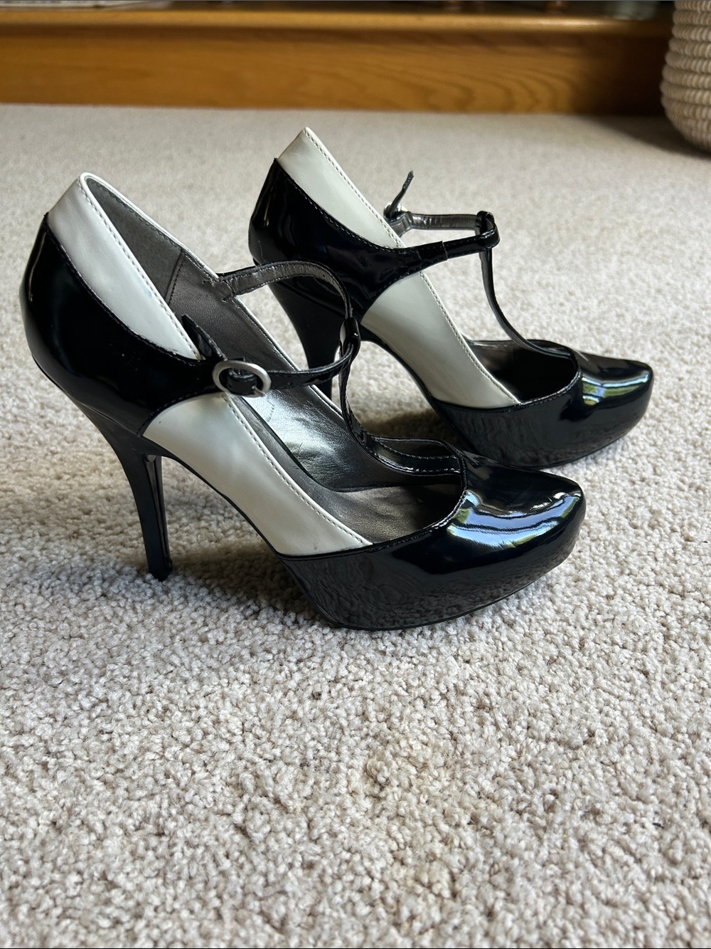 GUESS BLACK AND IVORY PUMPS